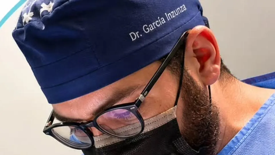 El Dr. Daniel García Inzunza con el transductor de ultrasonido